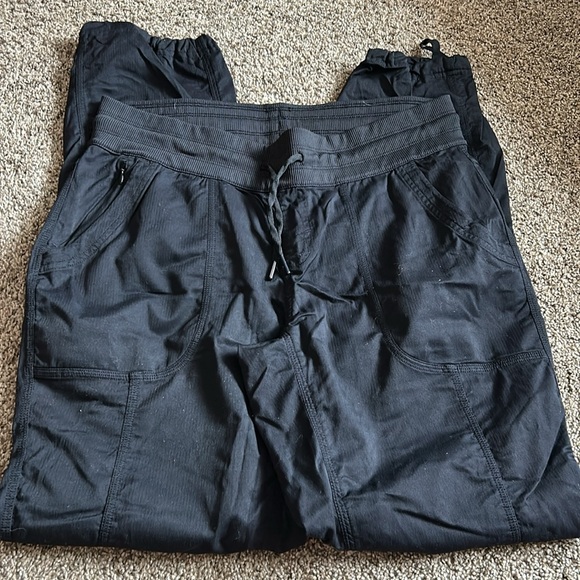Women’s The North Face Black Jogger Pants‎ - Picture 3 of 4